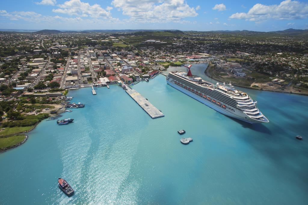 Nave da crociera attracca ad Antigua ©SimplyAntiguaBarbuda